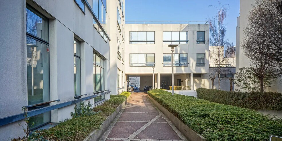 Industrial in Saint-Ouen-sur-Seine for lease - Building Photo - Image 3 of 12