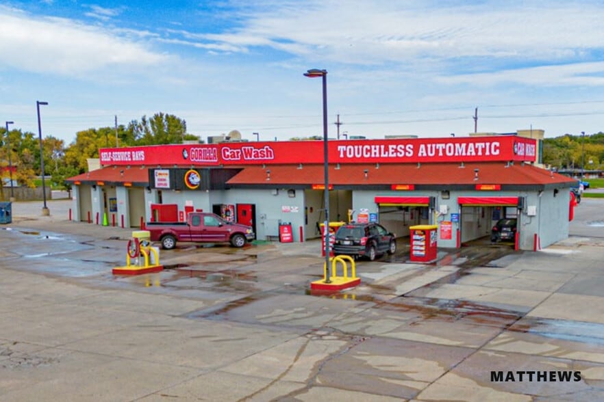Gorilla Car Wash Portfolio portfolio of 6 properties for sale on LoopNet.ca - Building Photo - Image 2 of 10