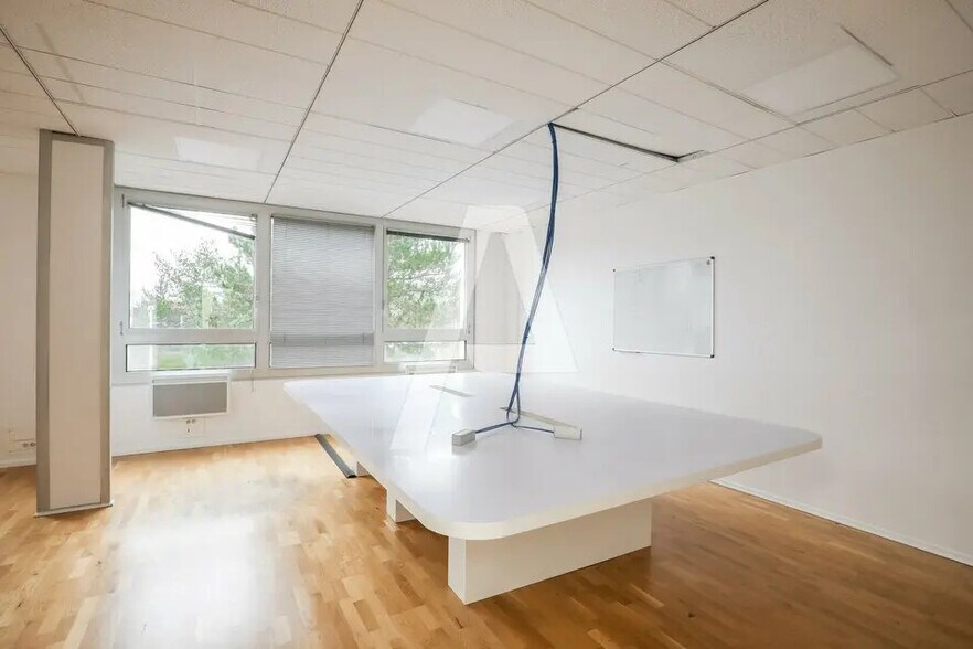 Flex in Émerainville for lease - Interior Photo - Image 2 of 5