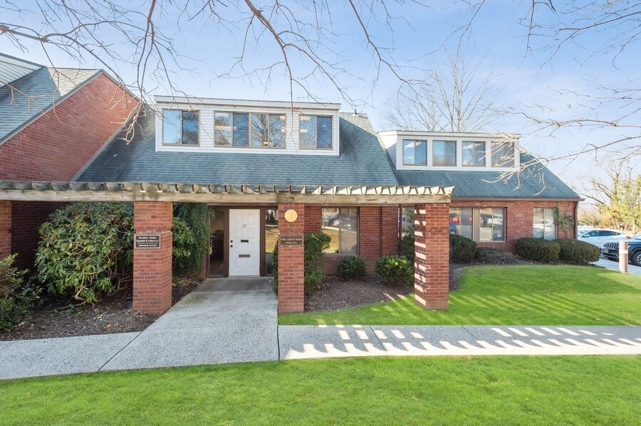 35-37 Tamarack Cir, Skillman, NJ for lease Primary Photo- Image 1 of 35