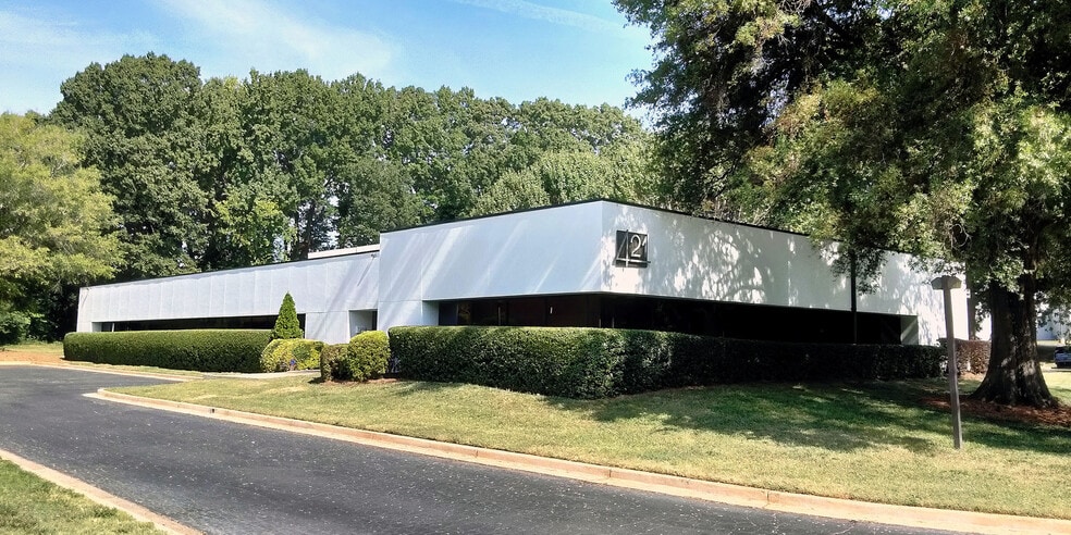 421 Minuet Ln, Charlotte, NC for sale - Building Photo - Image 1 of 50