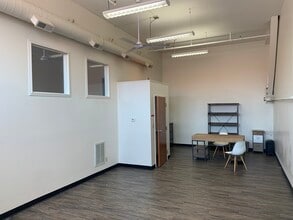 590 Missouri Ave, Jeffersonville, IN for lease Interior Photo- Image 2 of 6