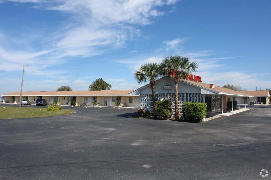 1001 Lakeview Dr, Sebring, FL à vendre - Photo du bâtiment - Image 2 de 19