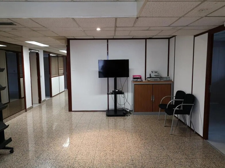 Office in Saint-Germain-en-Laye for lease - Interior Photo - Image 2 of 8