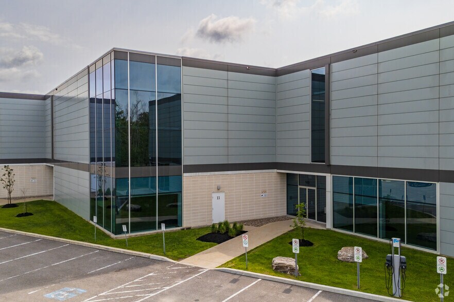 970-980 Pl Paul-Kane, Laval, QC à louer - Photo principale - Image 1 de 8