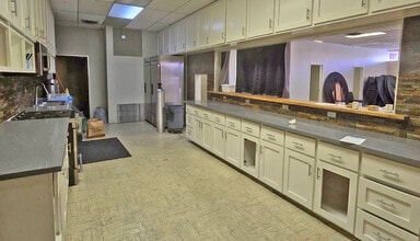 902 Oak Ln, Rio Linda, CA for lease Interior Photo- Image 2 of 8