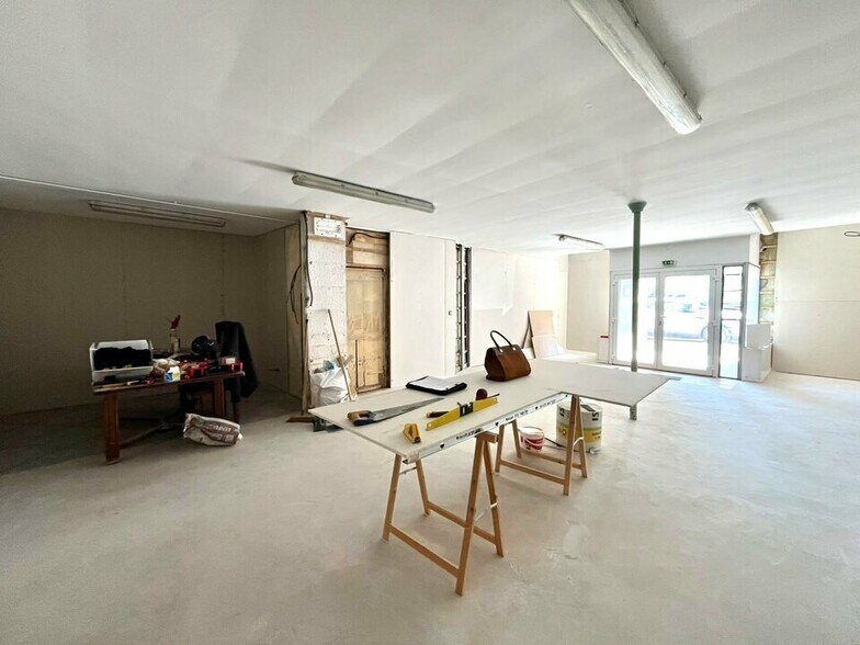 Retail in Les Arcs for lease - Interior Photo - Image 1 of 6