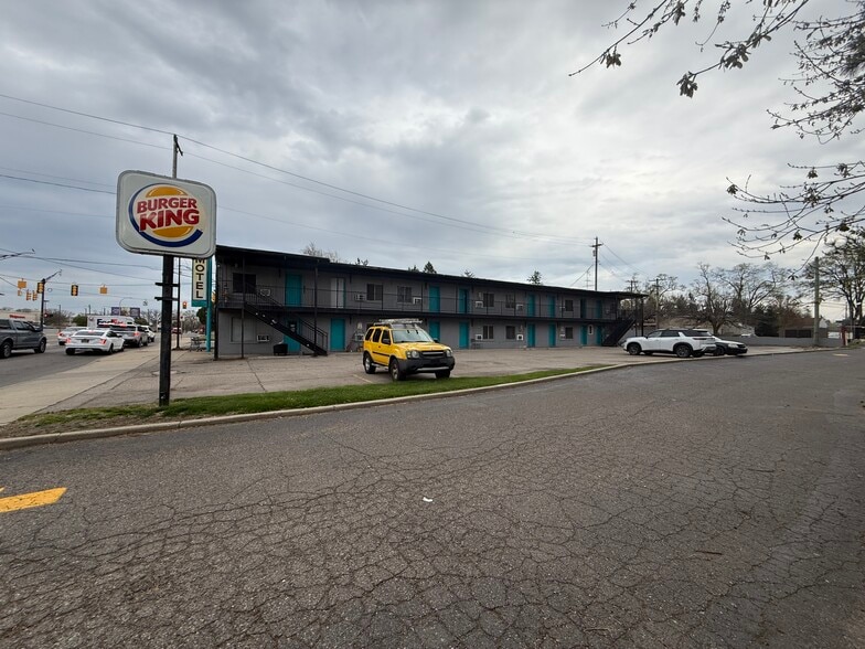 111 W 12 Mile Rd, Royal Oak, MI for sale - Building Photo - Image 3 of 27