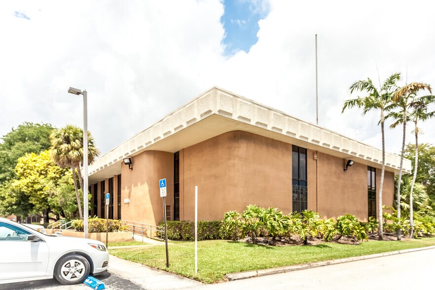 9555 N Kendall Dr, Miami, FL à louer - Photo du bâtiment - Image 3 de 6