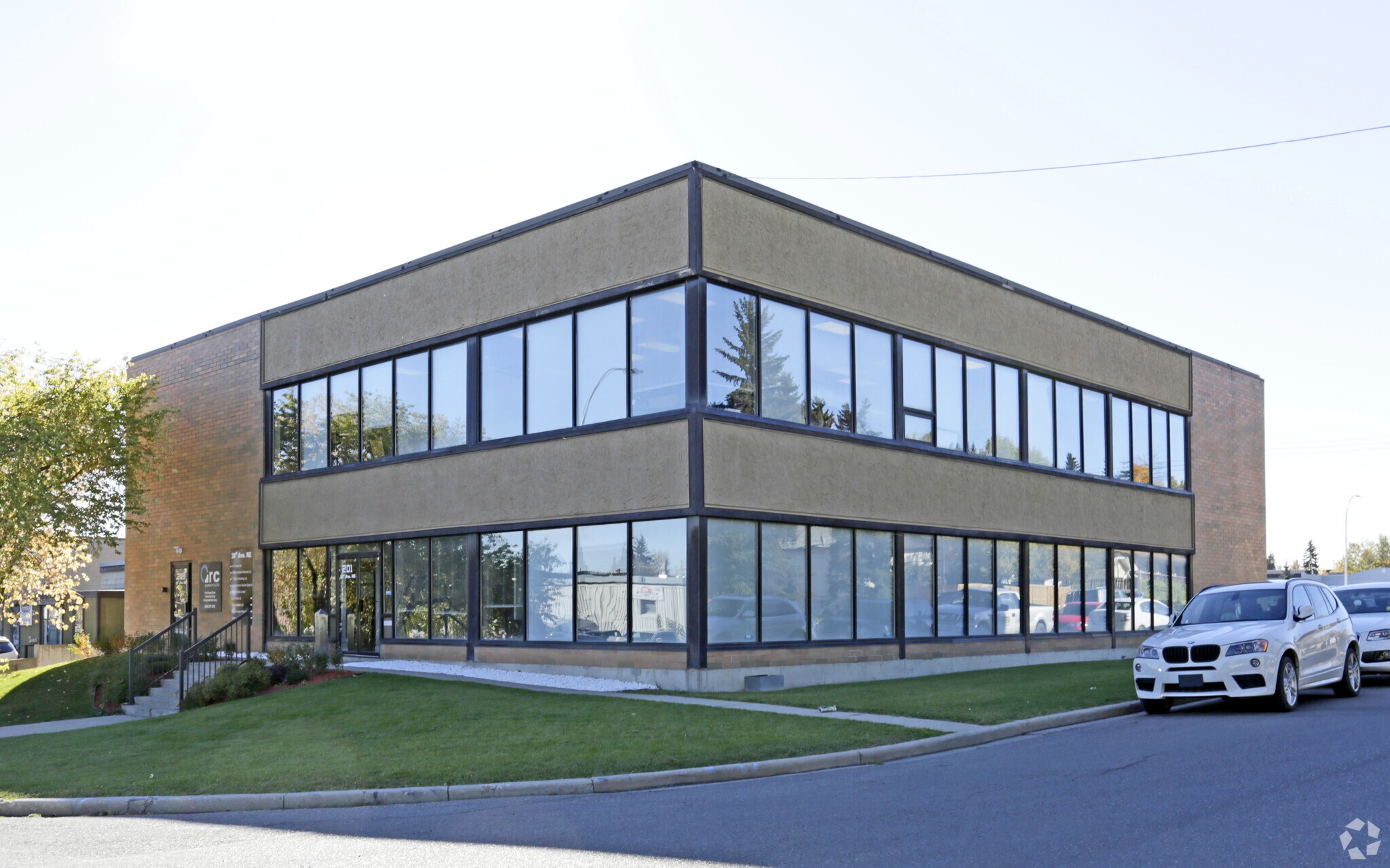 201 38th Ave NE, Calgary, AB for sale Primary Photo- Image 1 of 1