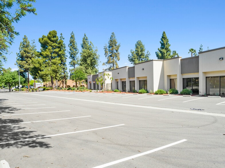 2002 N. Gateway Blvd. portefeuille de 4 propriétés à vendre sur LoopNet.ca - Photo du bâtiment - Image 3 de 6