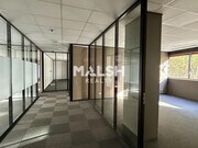 Bureau lumineux avec une atmosphère moderne et des espaces bien définis.