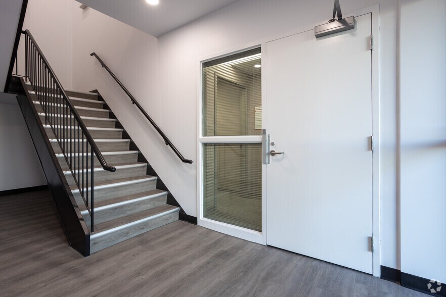 3944-3956 29 St NE, Calgary, AB à louer - Photo intérieure - Image 2 de 9