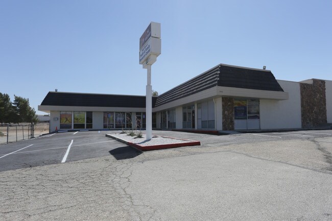 Plus de détails pour 15421 Village Dr, Victorville, CA - Commerce de détail à louer