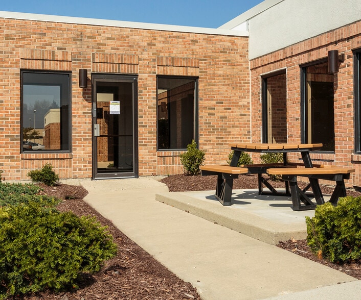 3205 N Wilke Rd, Arlington Heights, IL for lease - Building Photo - Image 2 of 7