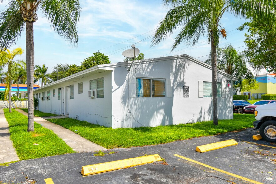 801-805 NW 10th St, Hallandale Beach, FL à vendre - Photo du bâtiment - Image 3 de 6