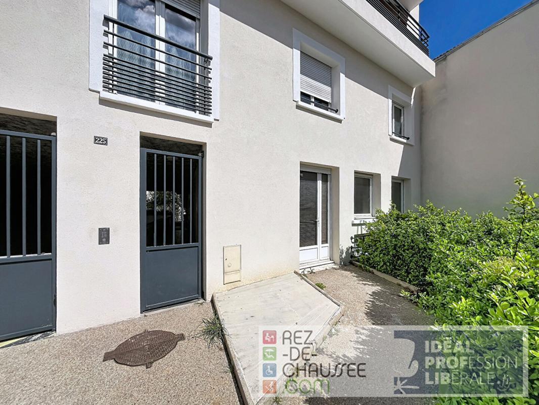 Office in Nanterre for sale Building Photo- Image 1 of 18