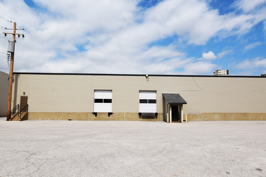 11721-11723 Northline Industrial Blvd, Maryland Heights, MO for lease - Building Photo - Image 3 of 4