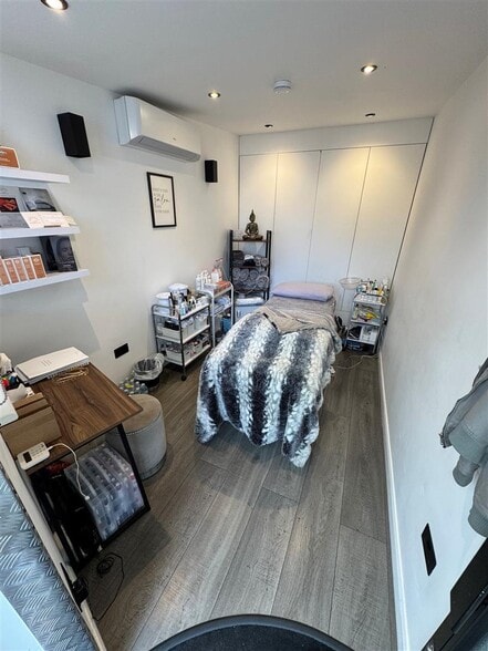 92A Forest Rd, Loughton à louer - Photo du bâtiment - Image 3 de 5
