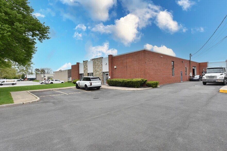 1565 Ocean Ave, Bohemia, NY à vendre - Photo du bâtiment - Image 3 de 25