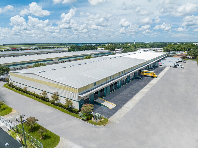 3135 Drane Field Rd, Lakeland, FL à louer - Photo du bâtiment - Image 3 de 10