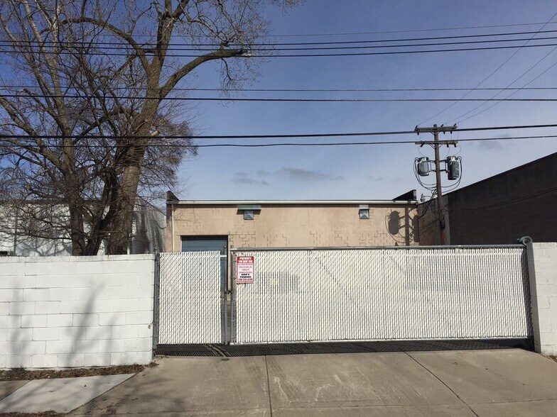 964 E 10 Mile Rd, Hazel Park, MI for lease - Building Photo - Image 3 of 9
