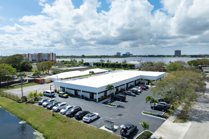2620 N Australian Ave, West Palm Beach, FL à louer - Photo du bâtiment - Image 2 de 7