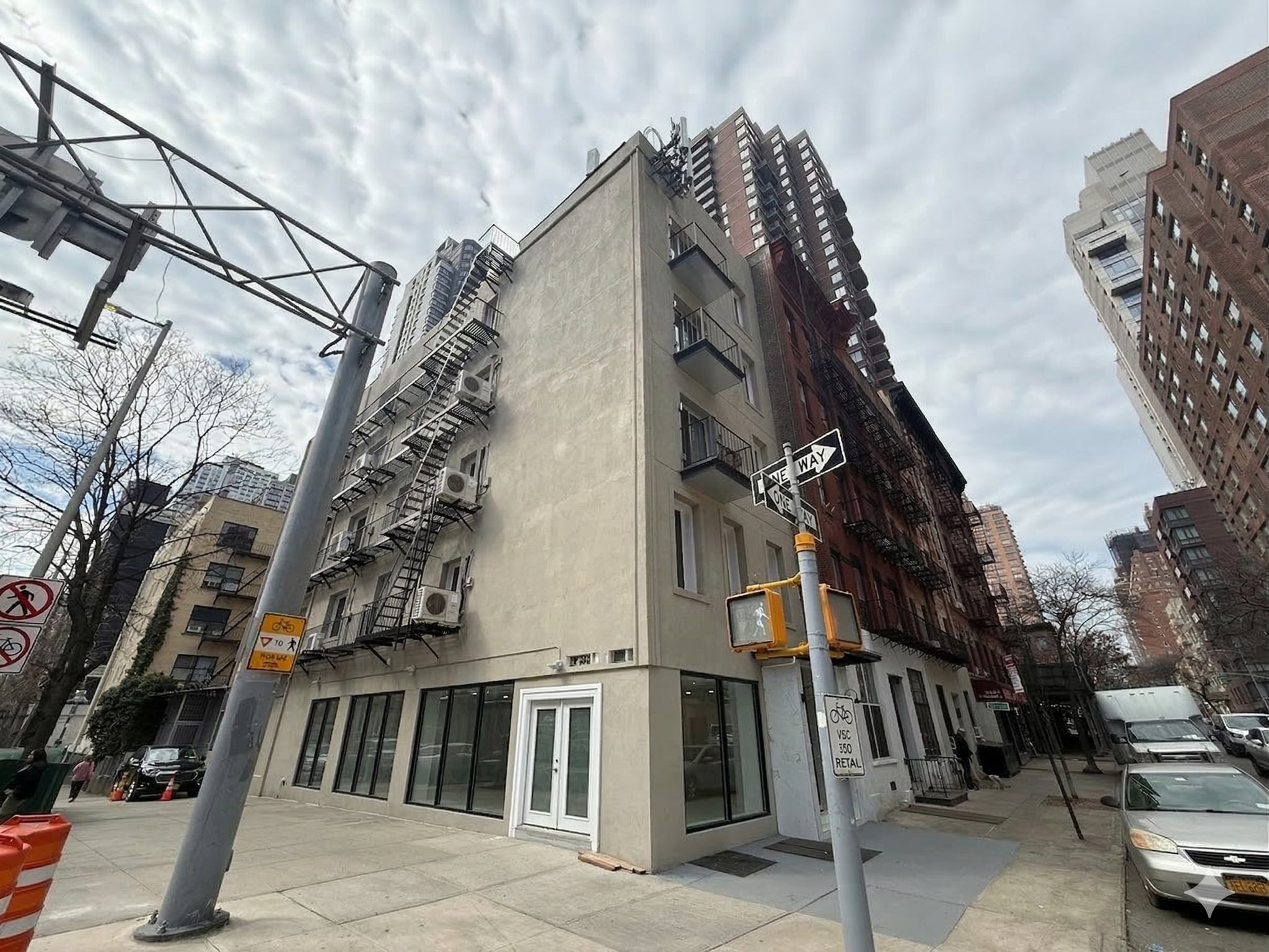 318 E 62nd St, New York, NY for lease Interior Photo- Image 1 of 11