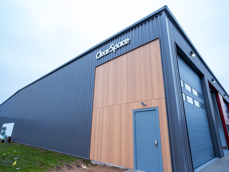 1009 Conrad Industrial Dr, Ludington, MI à vendre - Photo du bâtiment - Image 1 de 7