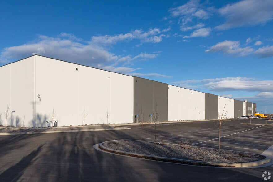 6303 W Dannon Way, West Jordan, UT à louer - Photo du bâtiment - Image 3 de 11