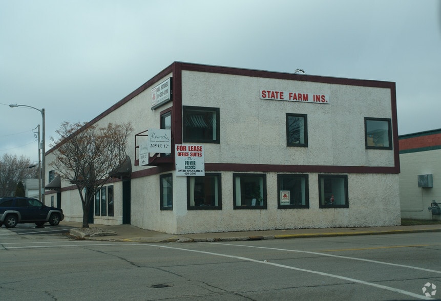 208-212 W 12th Ave, Oshkosh, WI for lease - Building Photo - Image 2 of 9