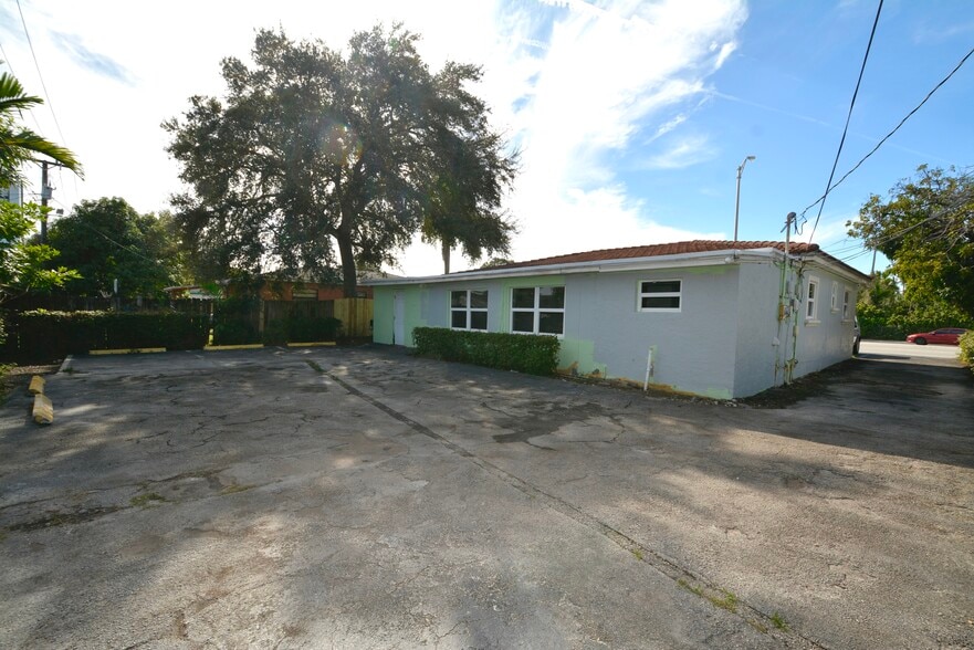 16921 NE 6th Ave, North Miami Beach, FL à vendre - Photo du bâtiment - Image 3 de 18