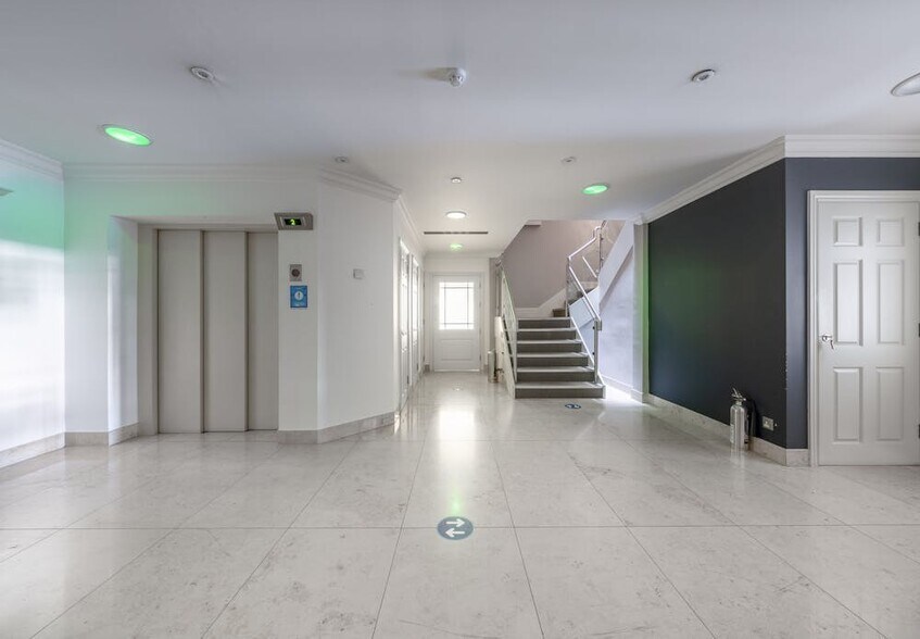 76 Crown Rd, Twickenham à louer - Photo du bâtiment - Image 3 de 21