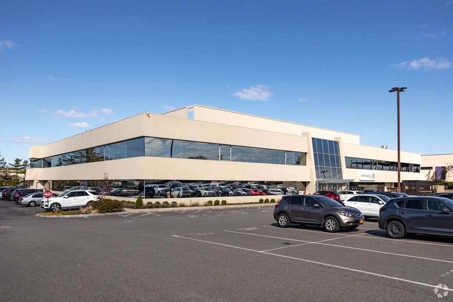 70 Charles Lindbergh Blvd, Uniondale, NY à louer - Photo du bâtiment - Image 2 de 7