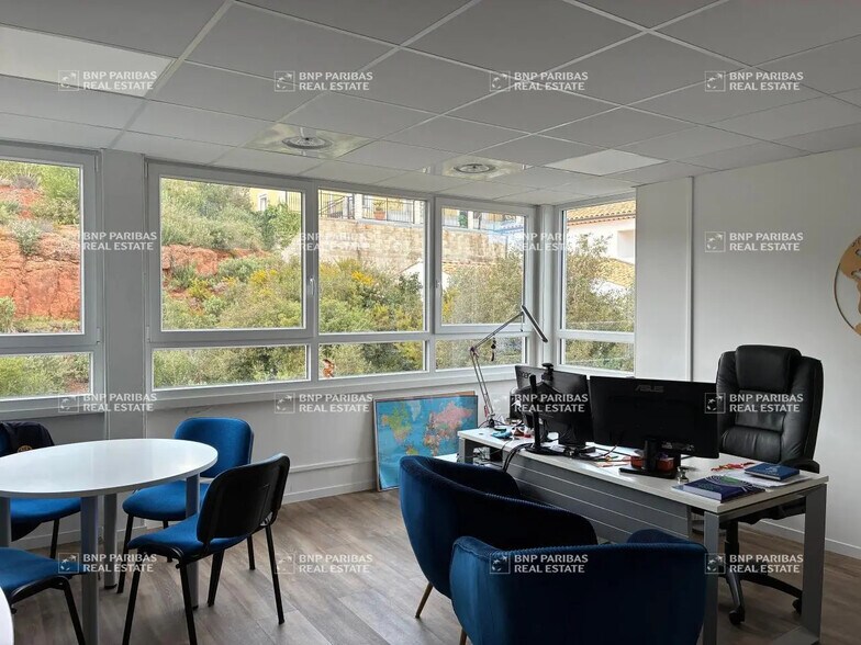 Office in Vitrolles for lease - Interior Photo - Image 3 of 28