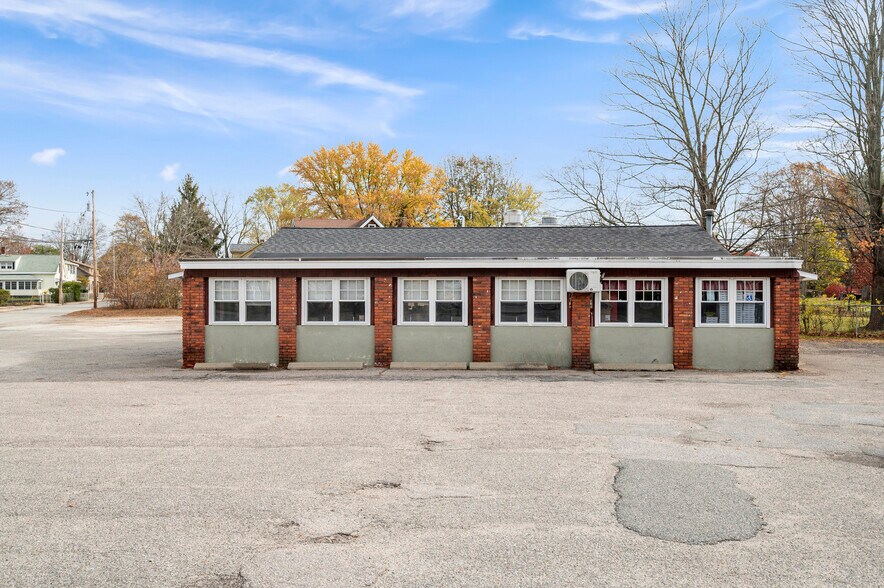 405 Church St, Pascoag, RI à vendre - Photo du bâtiment - Image 3 de 44