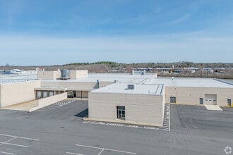 262 Swansea Mall Dr, Swansea, MA à louer Photo du bâtiment- Image 2 de 9