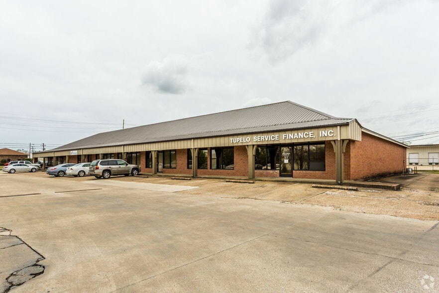 1040-1056 Cliff Gookin Blvd, Tupelo, MS for lease - Building Photo - Image 3 of 7