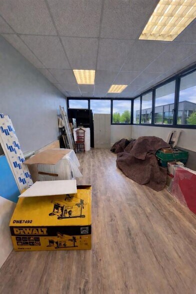 Rue Des Poiriers, Plaisir for lease - Interior Photo - Image 3 of 3