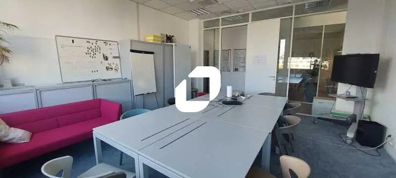 Office in Saint-Denis for lease - Interior Photo - Image 2 of 8