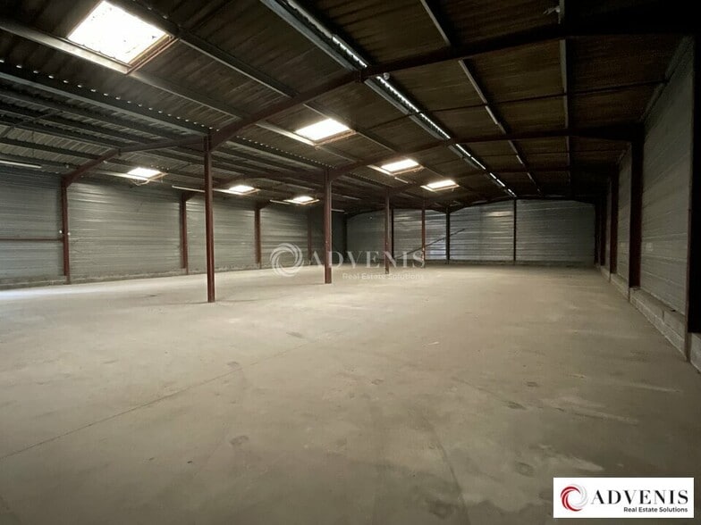 Industrial in Carbon-Blanc for lease - Interior Photo - Image 3 of 7