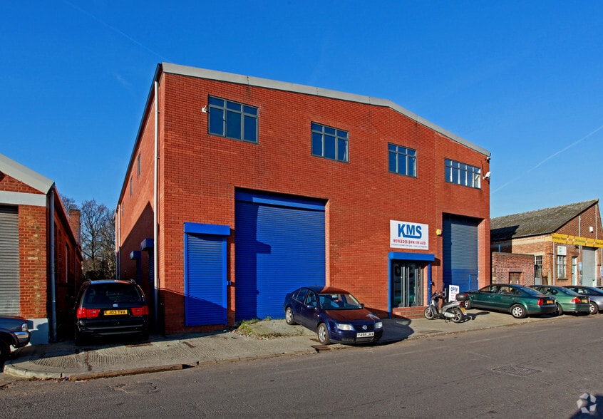 156 Dukes Rd, London for lease - Building Photo - Image 2 of 10