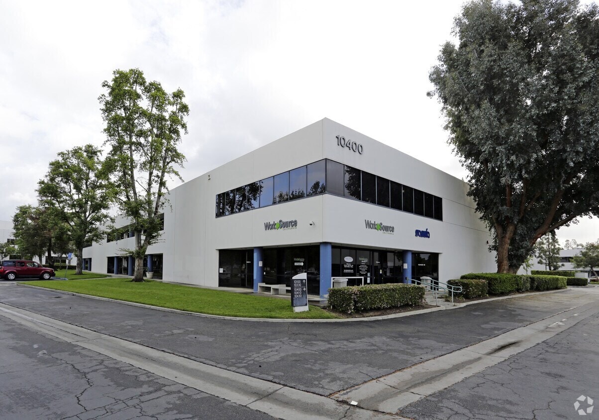 10400 Pioneer Blvd, Santa Fe Springs, CA à louer Photo du bâtiment- Image 1 de 4