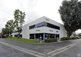 10400 Pioneer Blvd, Santa Fe Springs, CA à louer Photo du bâtiment- Image 1 de 4