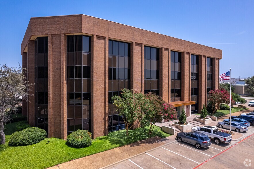 13465 Midway Rd, Farmers Branch, TX à louer - Photo du bâtiment - Image 1 de 32