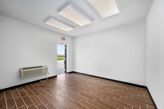 5517 Fm 2004 Rd, Hitchcock, TX for lease Interior Photo- Image 2 of 8