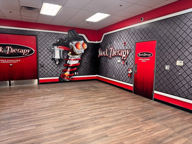 23011 N 16th Ln, Phoenix, AZ for lease - Interior Photo - Image 2 of 4