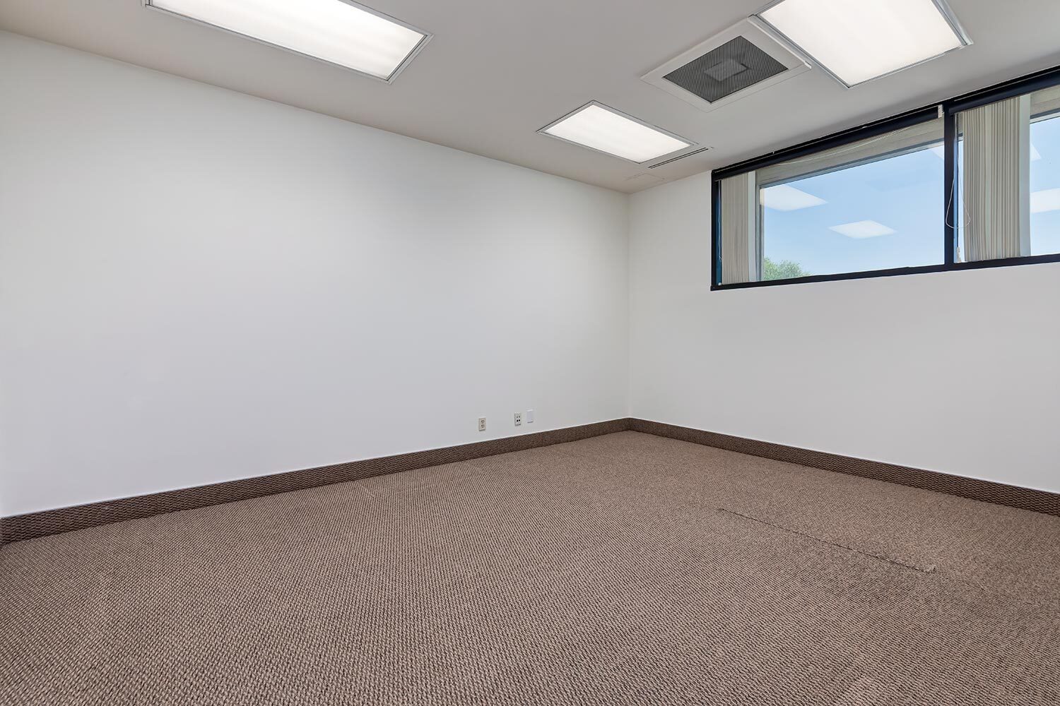 250 N Robertson Blvd, Beverly Hills, CA for lease Interior Photo- Image 1 of 7