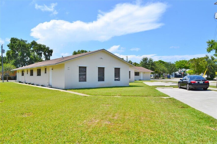 5907 Tyler St, Hollywood, FL à vendre - Photo du bâtiment - Image 3 de 34