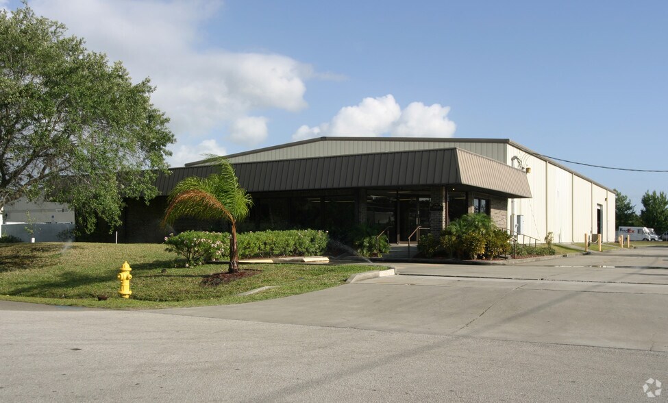 3970 Dow Rd, Melbourne, FL à louer - Photo du bâtiment - Image 3 de 5